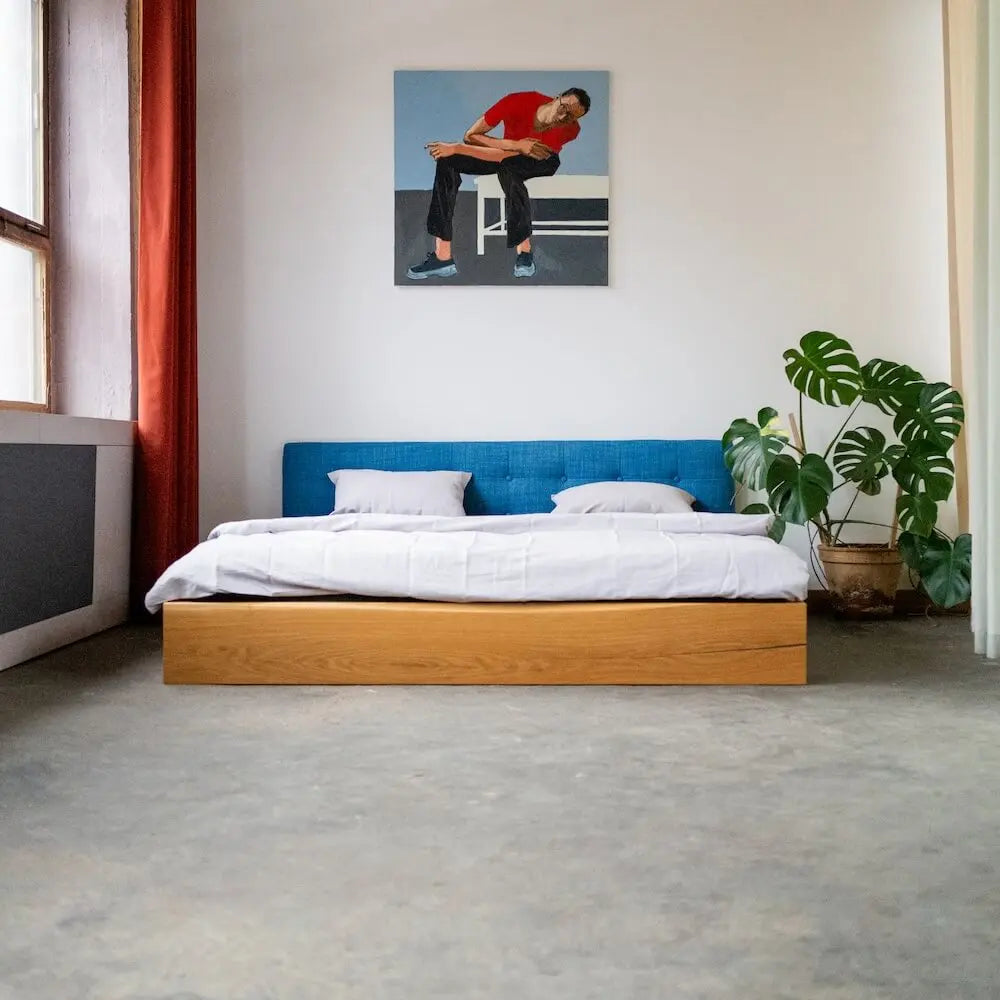 Eichenbett "Stehend" mit Designtextilkopfteil - Image #1