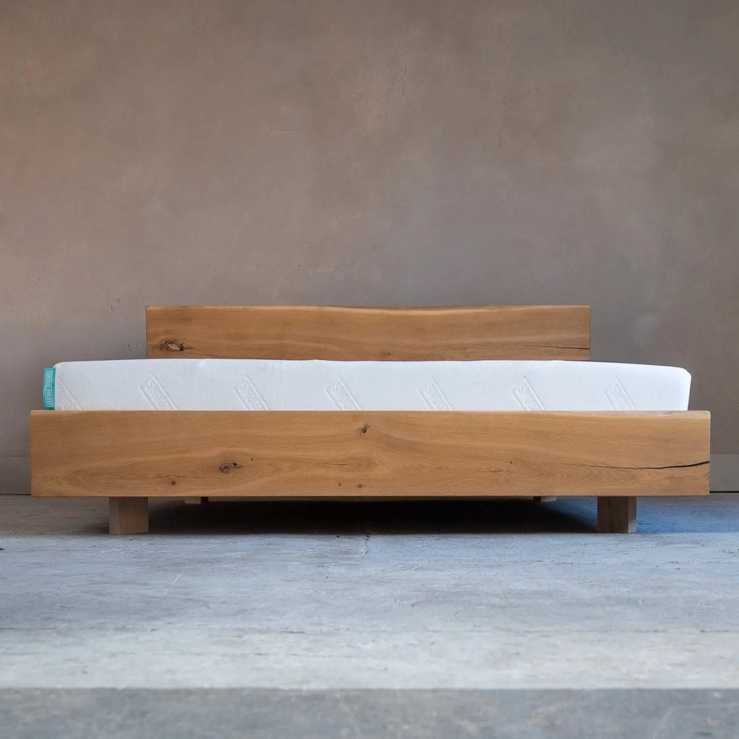 Massivholzbett schwebend