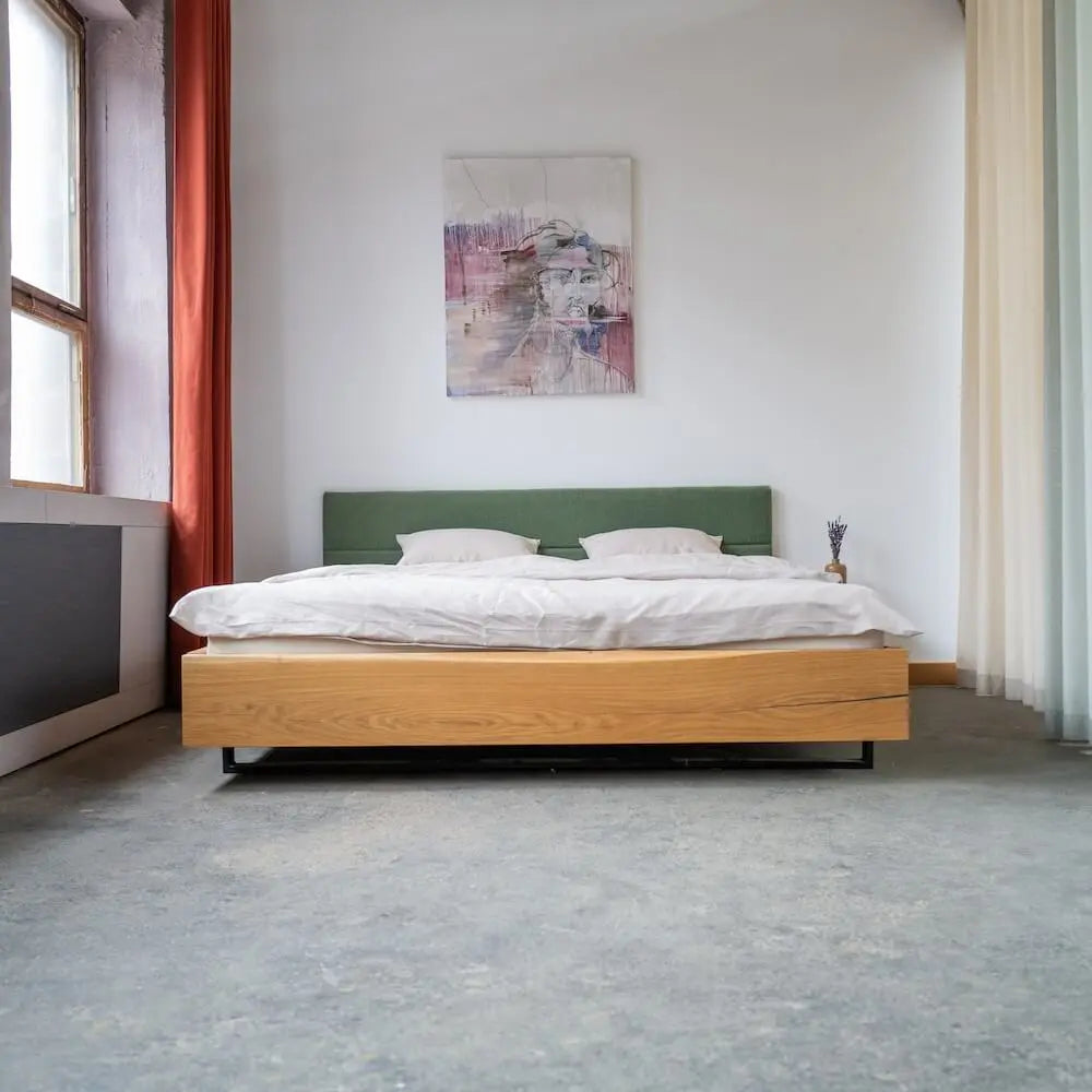 Bett "Kufen" aus Eiche mit Bohlentextilkopfteil - Image #1