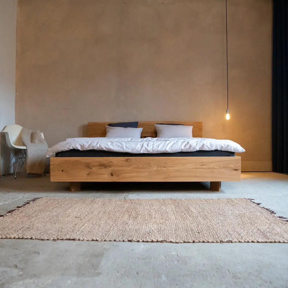 Massivholzbett "Schwebend" aus dünner Eiche - Image #1