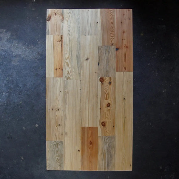 Die Holzplatte vom Designertisch Kiefer