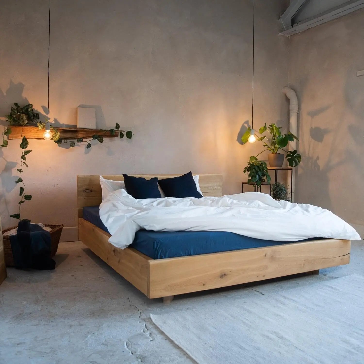 Massivholzbett schwebend aus Eiche