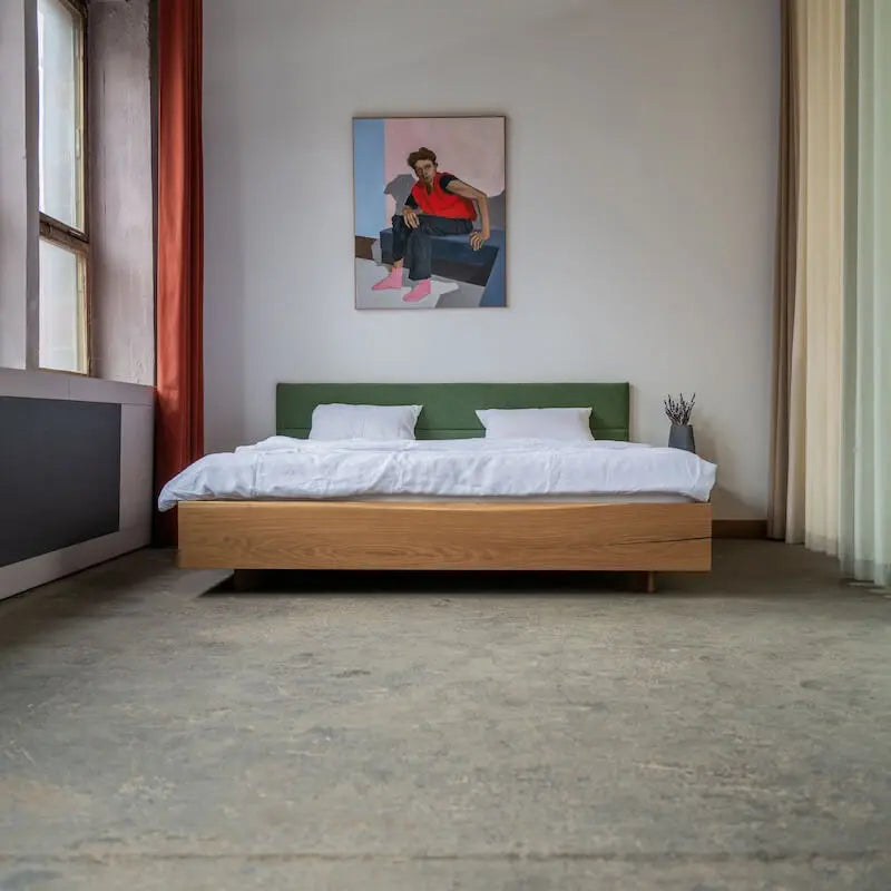 Bett "Schwebend" aus Eiche mit Bohlentextilkopfteil - Image #1