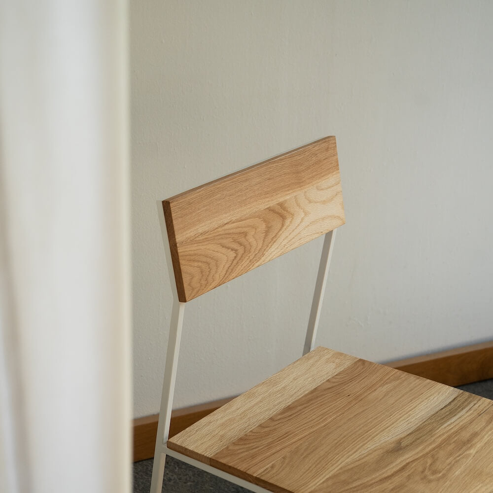 Eichenstuhl MILO mit heller Rückenlehne und weißem Gestell, nachhaltige Massivholzmöbel Design