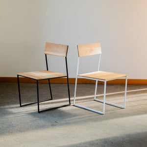 Esszimmerstühle MILO mit schwarzem und weißem Stahlrahmen, Massivholz Eiche, modernes Design