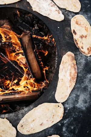 Fladenbrot auf Feuerring backen – knuspriges Brot direkt über offenem Feuer. woodcuisine Naturküche Outdoor-Backen.