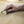 Hand schleift Massivholzmöbel mit Schleifklotz und Schleifpapier – optimale Vorbereitung für Reparatur und Pflege.