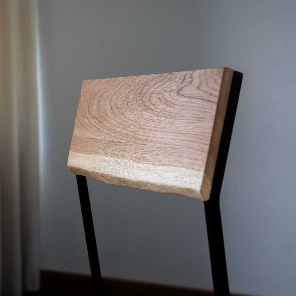 Lehne des Stuhls MILO aus Massivholz Eiche mit schwarzem Stahlgestell, minimalistische Möbel-Details