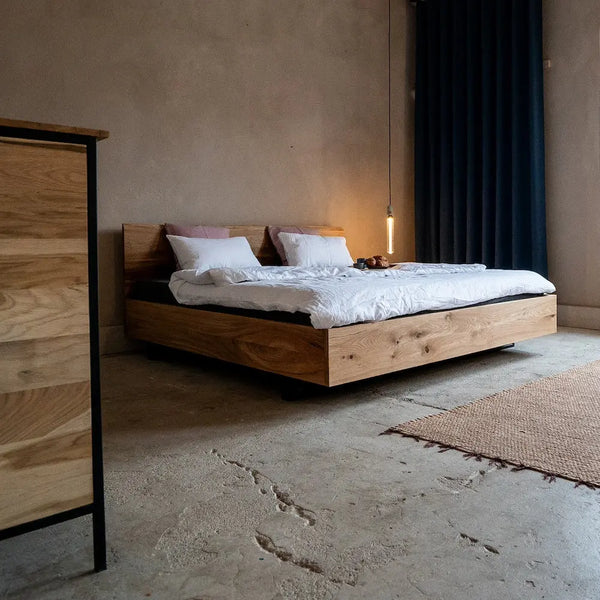Massivholzbett Eiche mit Kufengestell, Industrial Design, Kommode, Vorhänge, Hängeleuchte Schlafzimmer.