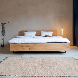 Massivholzbett Eiche mit Metallfüßen, modernes Design mit Hängeleuchte, Teppich & kunstvoller Figur.