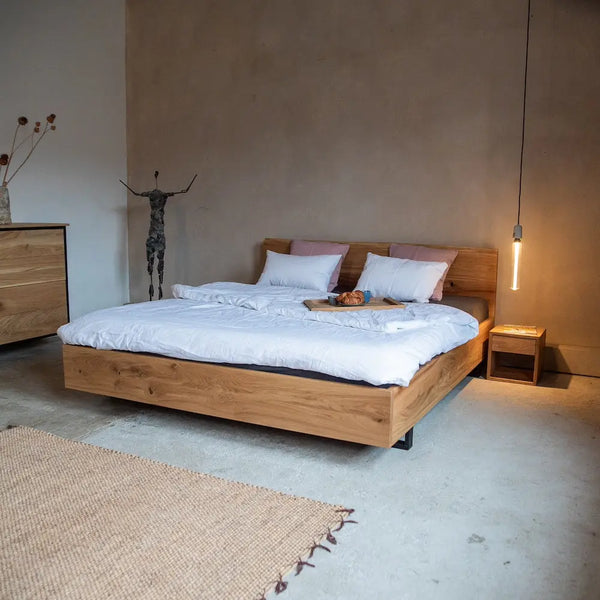 Massivholzbett Eiche mit Metallfüßen, skandinavisches Design mit Kommode, Teppich & Hängelampe.