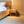 Massivholzbett Eiche mit Metllfüße, Nachttisch, Hängeleuchte, Industrial-Schlafzimmer-Design.