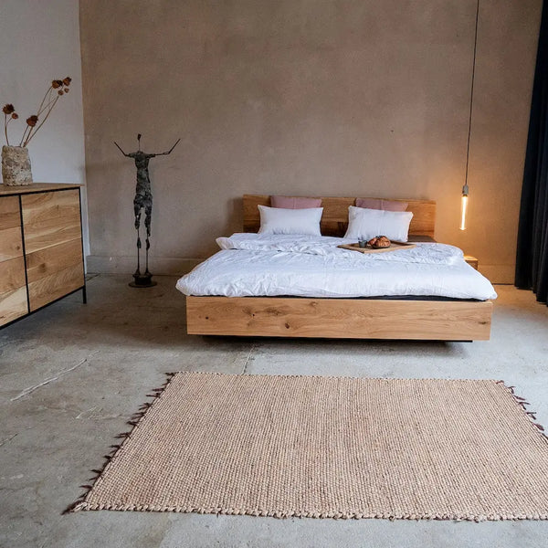 Massivholzbett aus Eiche mit Kufengestell, Kommode & Hängelampe – modernes Schlafzimmerdesign.