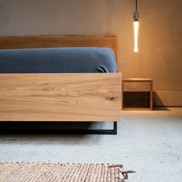 Massivholzbett aus Eiche mit Kufengestell, Nachttisch & Hängelampe – minimalistisches Industriedesign.