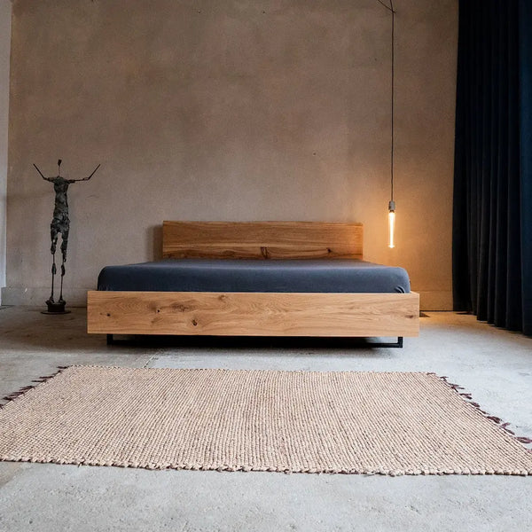 Massivholzbett  aus Eiche, schlichtes Design mit Holzmaserung, Industrial-Stil.