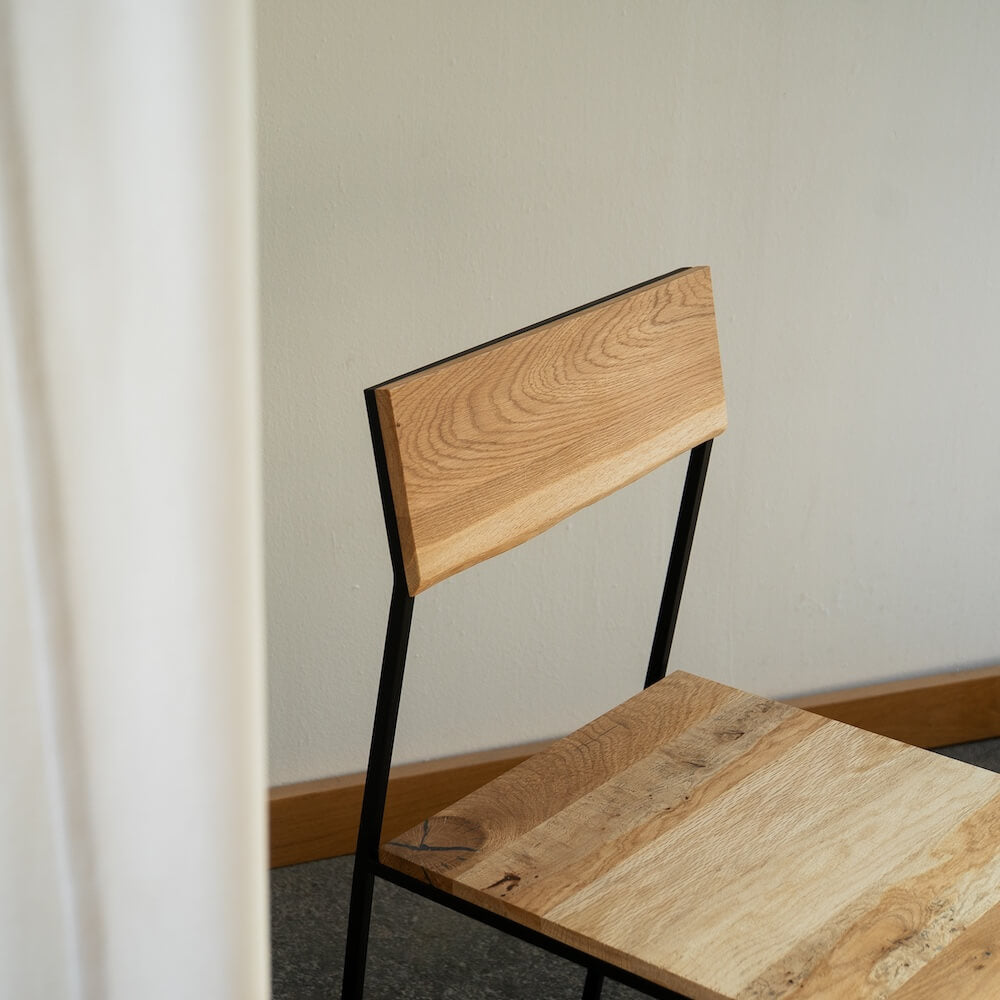 Massivholzstuhl MILO aus Eiche mit naturbelassener Lehne und schwarzem Gestell, Designmöbel Eiche