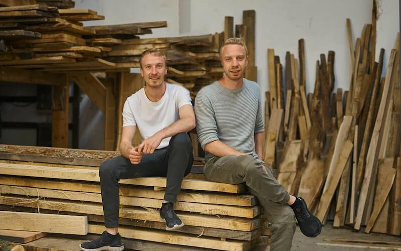 Woodboom Gründer Mischa & Joschka Olma – nachhaltige Massivholzmöbel, Design & Handwerkskunst aus Berlin.