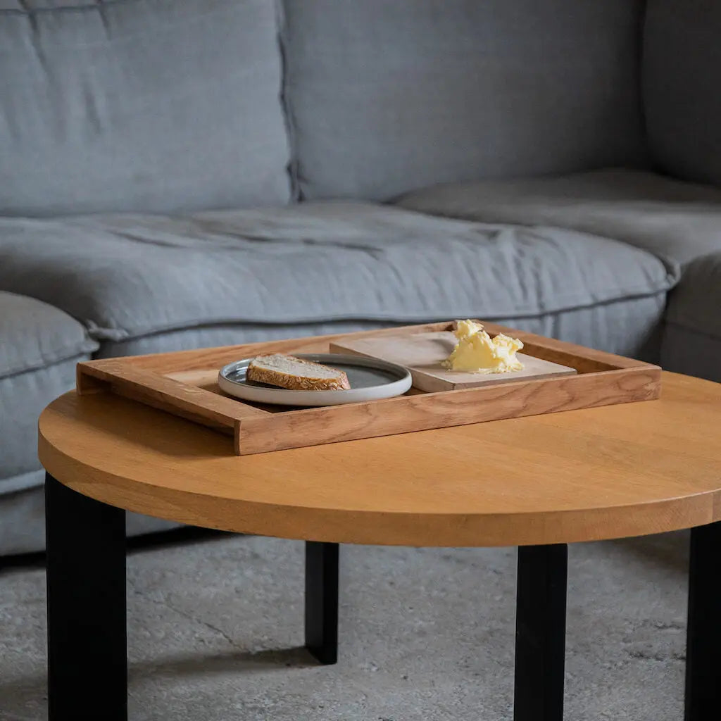  Serviertablett aus Eiche auf Couchtisch mit Brot und Butter – stilvolles, nachhaltiges Holzdesign für Küche und Wohnbereich.