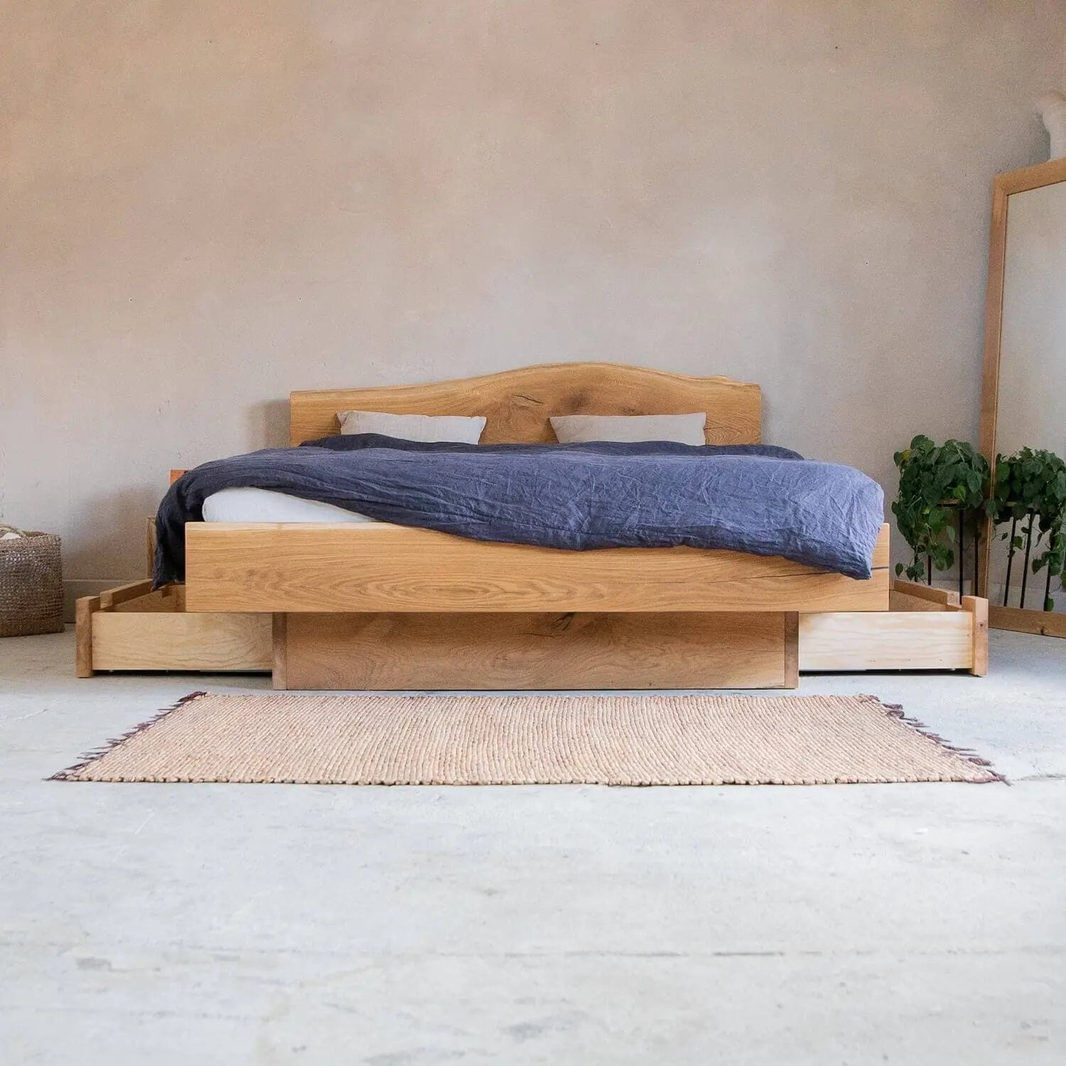 Bett mit Stauraum in der Schwebeoptik