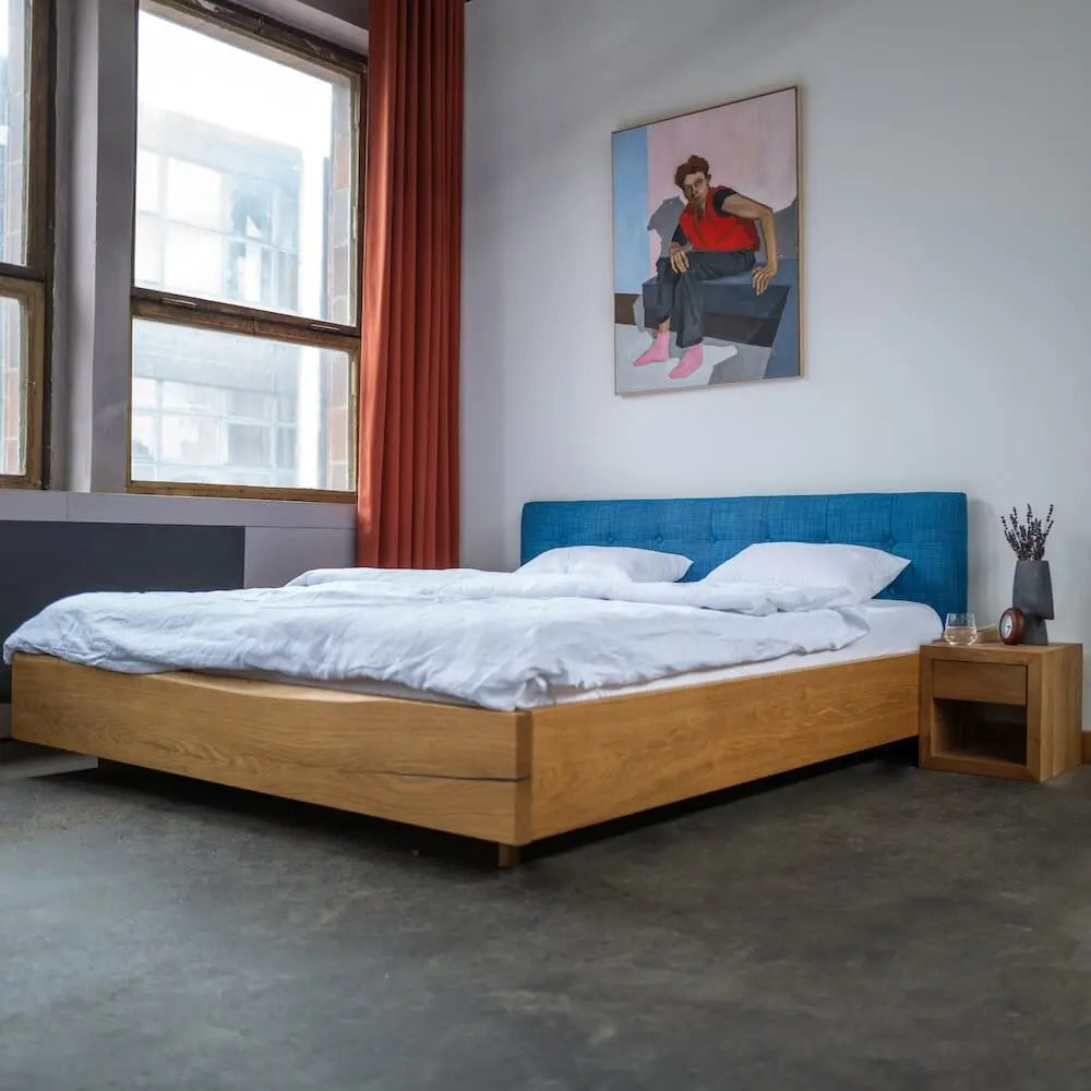 Bett "Schwebend" aus Eiche mit Designtextilkopfteil - Image #2