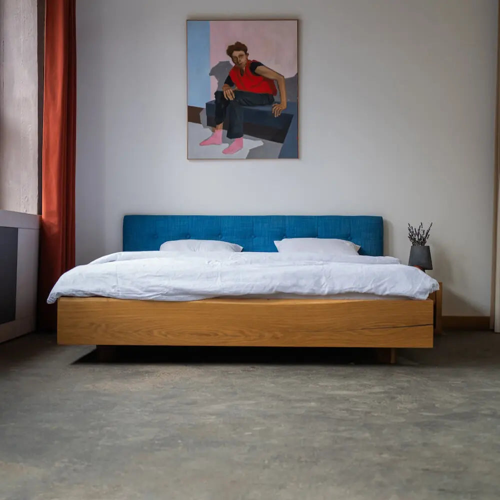 Bett "Schwebend" aus Eiche mit Designtextilkopfteil - Image #1