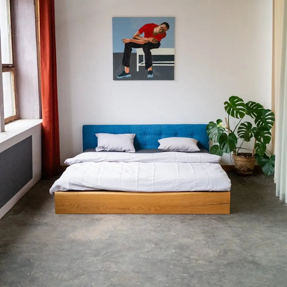 Eichenbett "Stehend" mit Designtextilkopfteil - Image #5