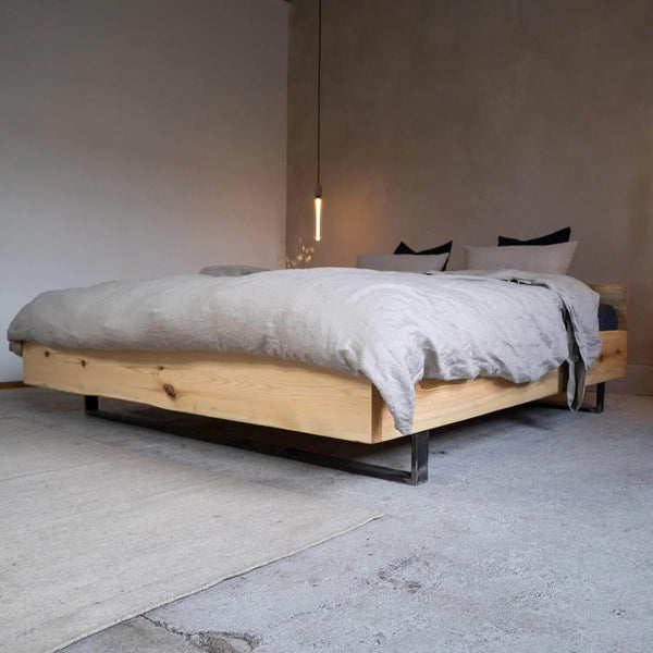 Industrial Design Bett mit Stahlkufen
