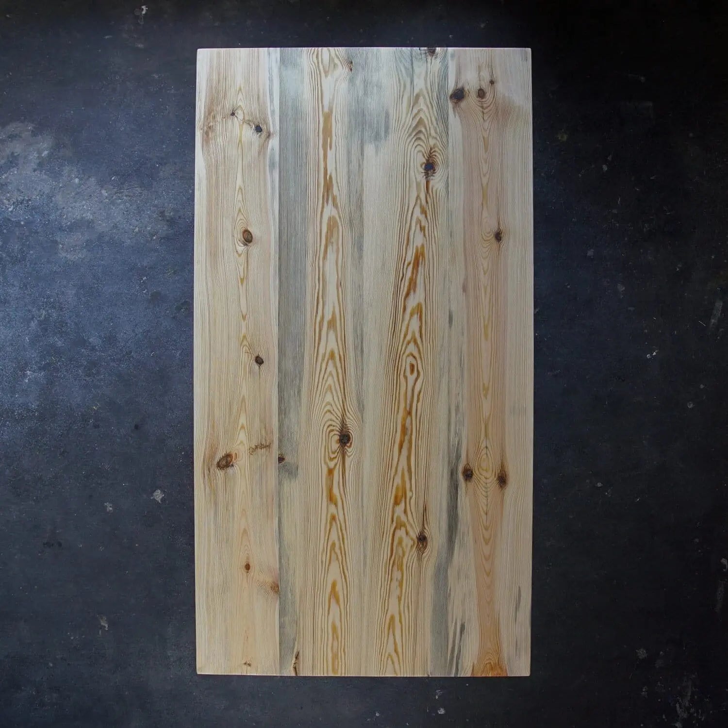 Die Holzplatte vom massiven Esstisch aus Kiefernholz
