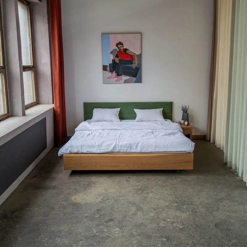 Bett "Schwebend" aus Eiche mit Bohlentextilkopfteil - Image #2